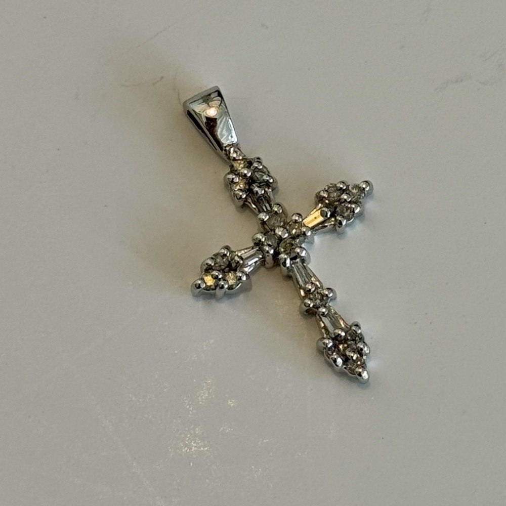 10k white gold Cross Pendant with diamonds